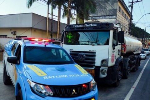 Agentes do CPRv retiram de circulaçāo caminhāo tanque com 20 mil litros de gasolina sem documentaçāo.